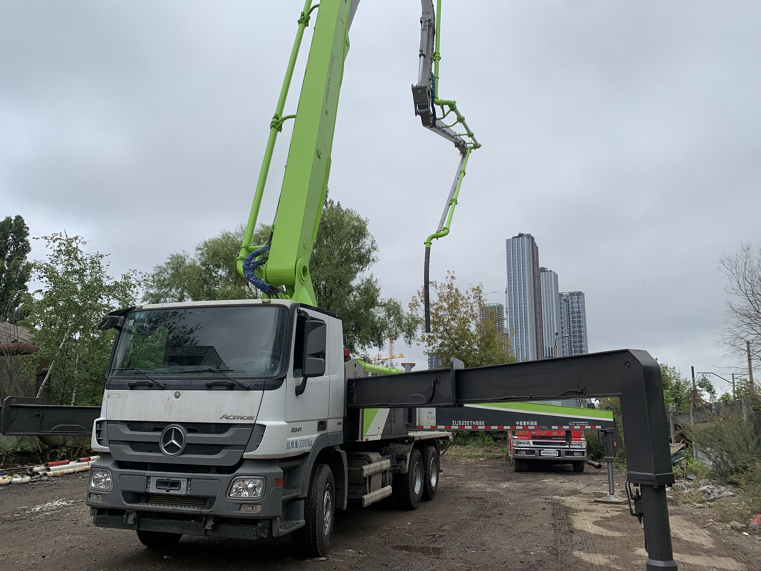 Автобетононасос ZOOMLION 52 метра на базе шасси Mercedes Benz